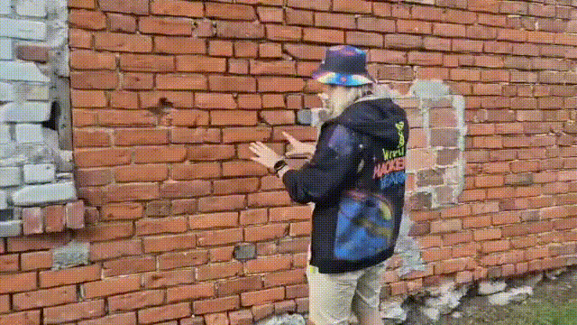 kauliņš runā ar sienu